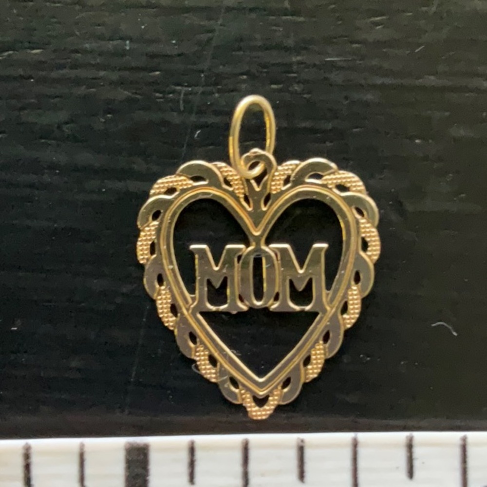 14KT GOLD HEART 'MOM' CHARM